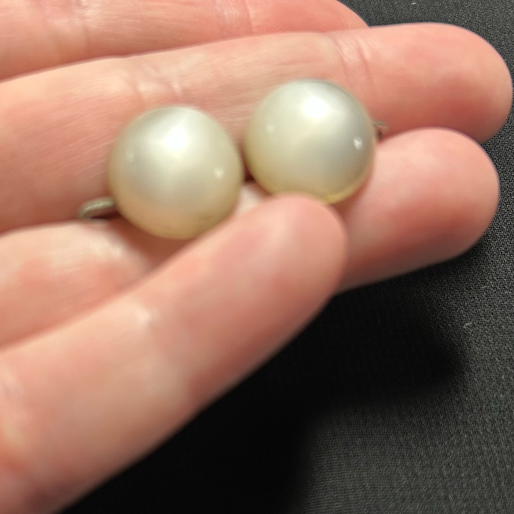 VTG Moon glow Lucite Screw back earrings. Very pretty!! - Picture 7 of 8
